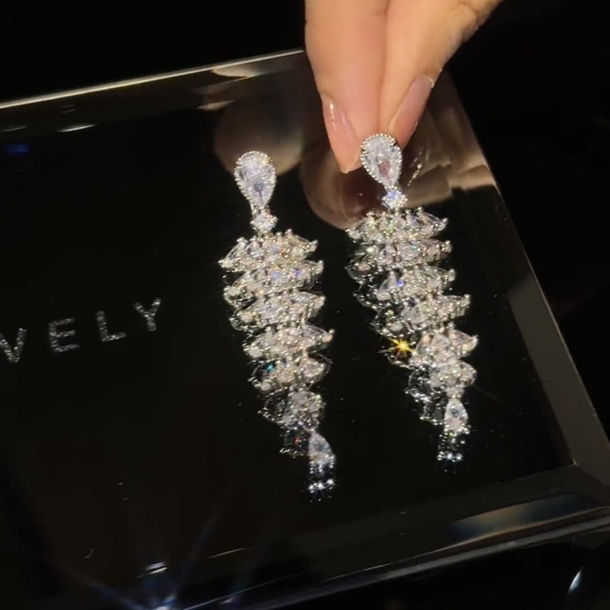 Vely Sparkling Tree Drop Earrings